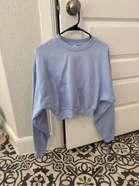 ALO Yoga light Provence blue cropped crewneck accolade
